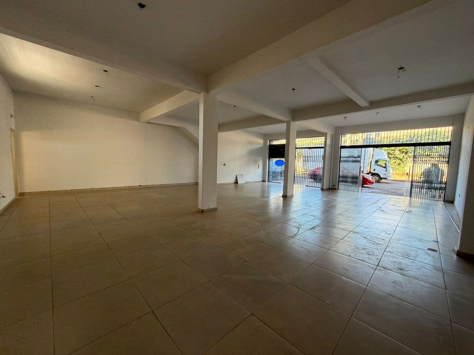 amplio salon comercial con ubicación estratégica, foto 1
