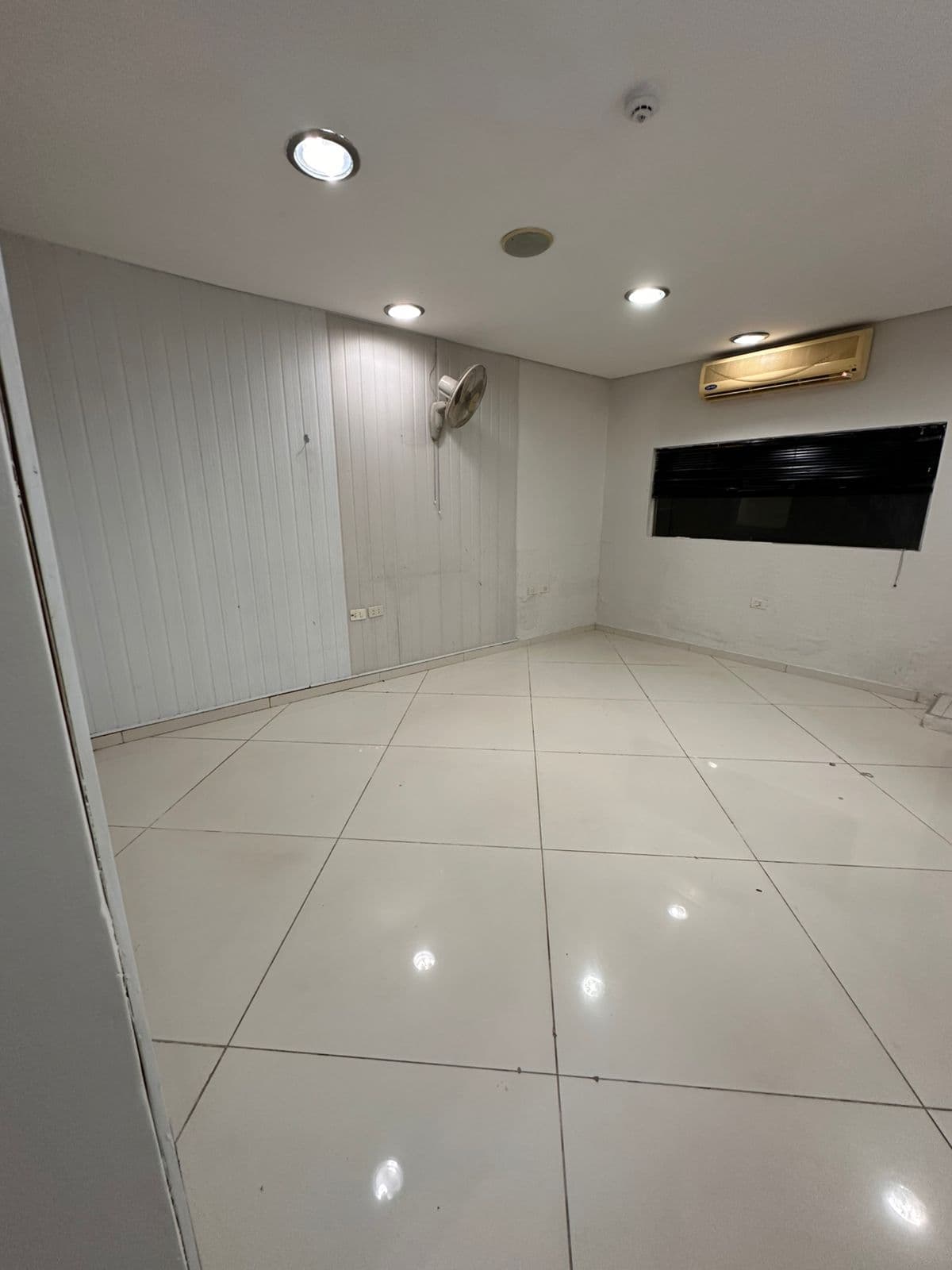 Alquilo salon comercial en lambare