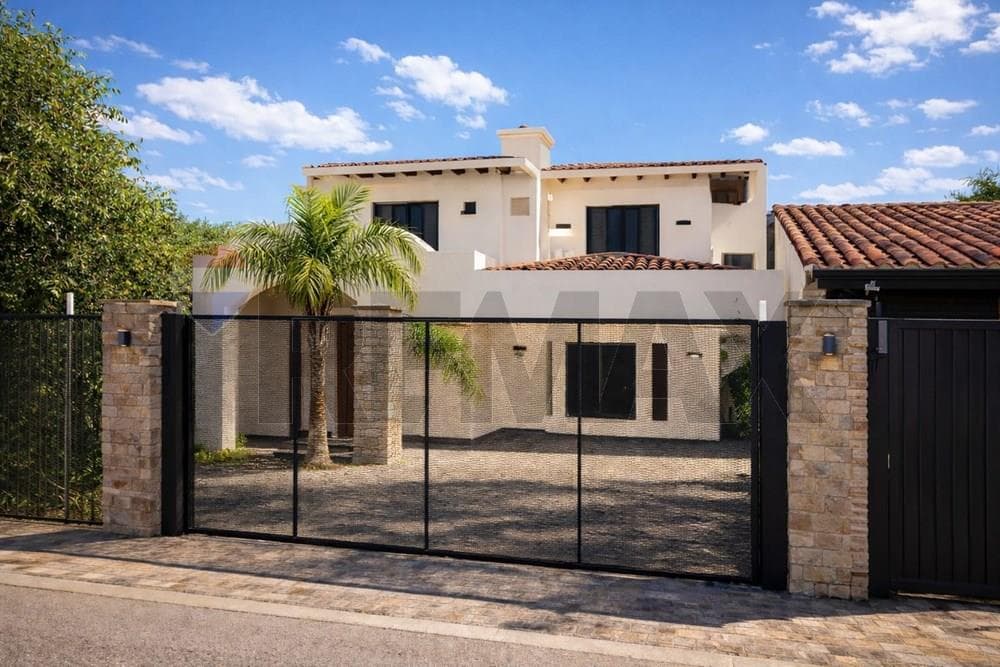 Vendo casa con piscina zona salvador del mundo