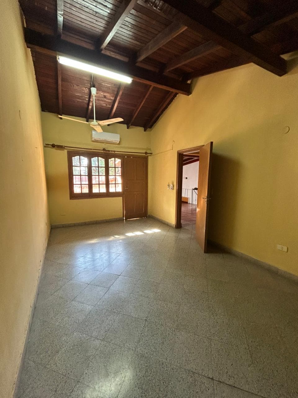 De casa amplia en Lambaré – zona colegiales, foto 4