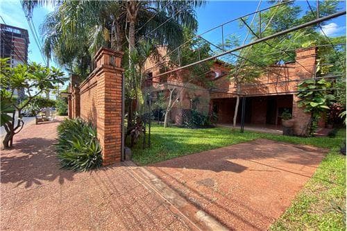 Vendo amplia residencia sobre Avda.Laguna Grande, zona Moravia