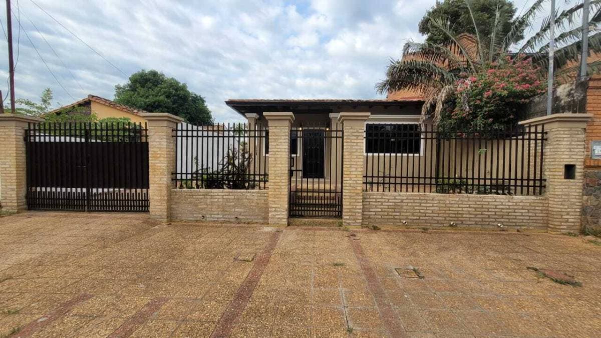 Casa de 3 Dormitorios en Alquiler – Lambaré, Valle Apu´a