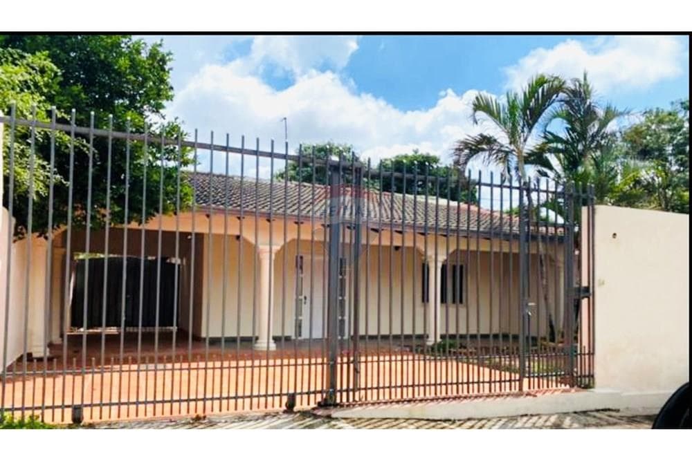 Casa con Piscina en Loma Pytá