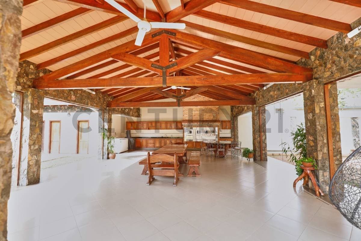 Amplia Residencia, sobre Mcal. López, foto 3
