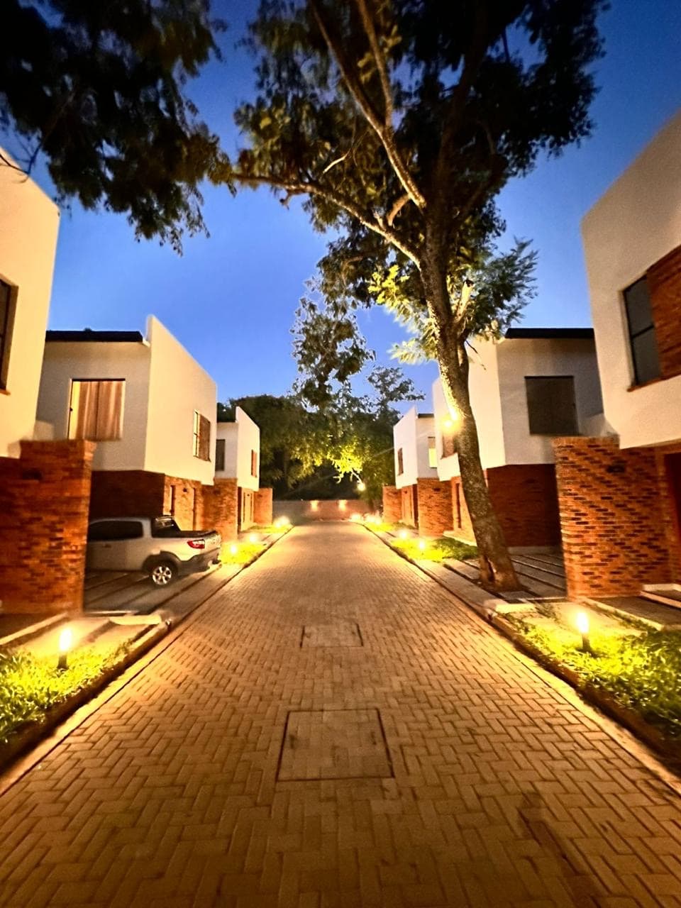 Vendo Duplex en Barrio Cerrado Loma Merlo - Luque