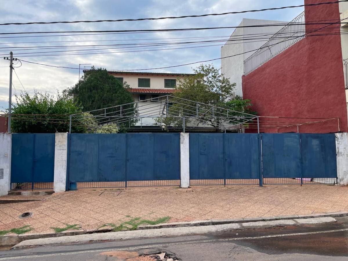 Vendo amplia y versátil propiedad en Lambaré