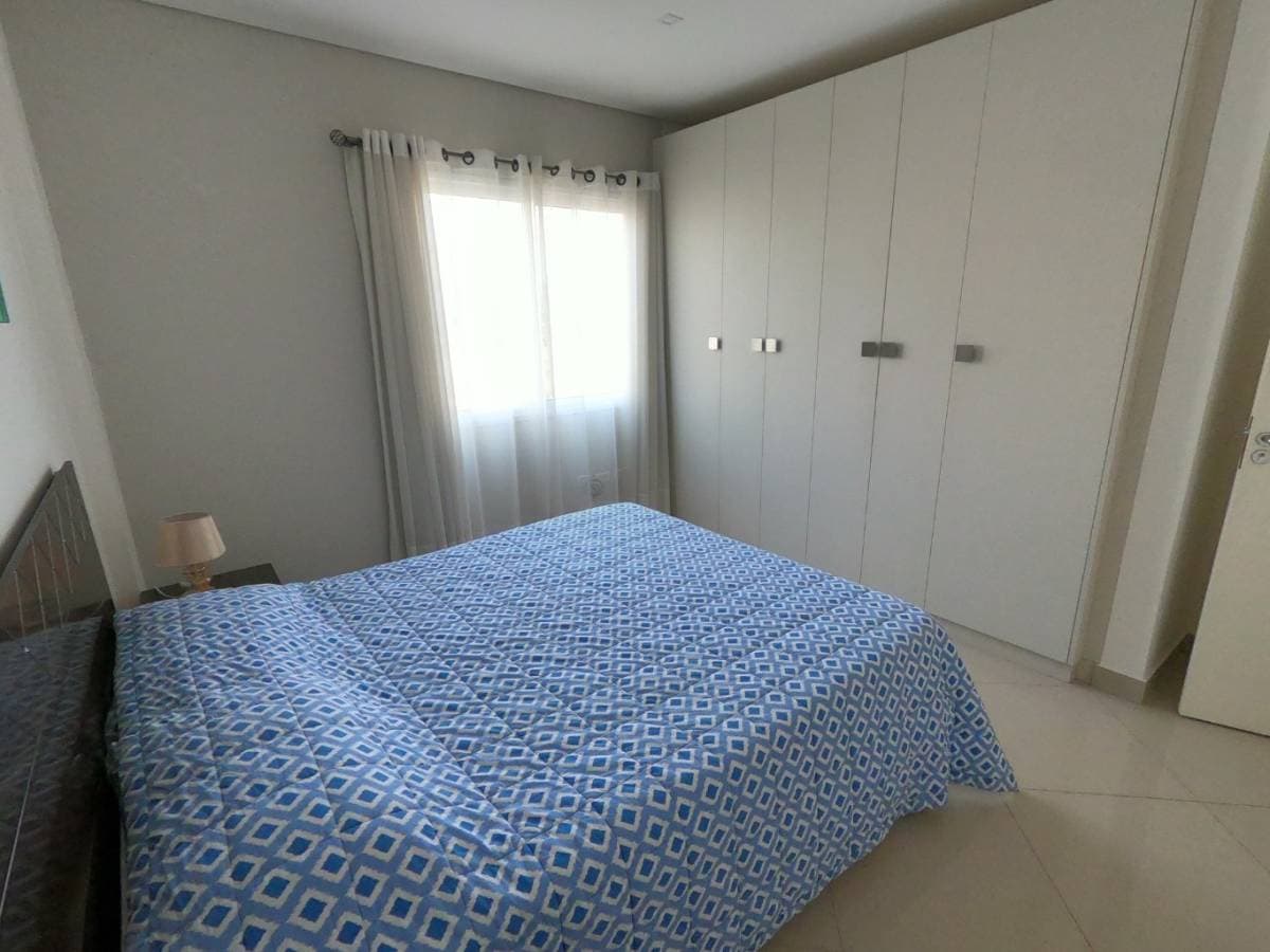 Se alquila amplio departamento amoblado barrio Villa Morra, foto 2