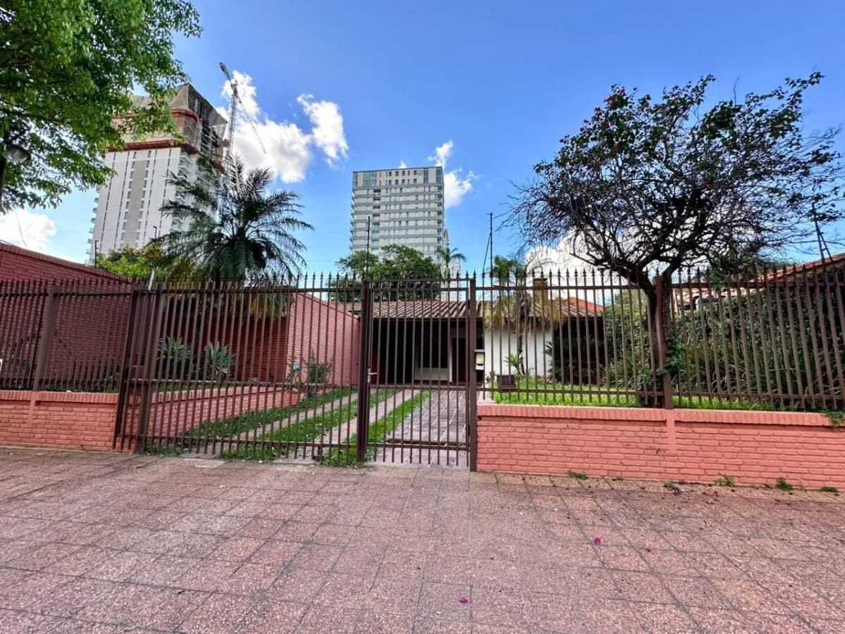 Alquilo casa en barrio Manorá, Asunción – zona del shopping del sol