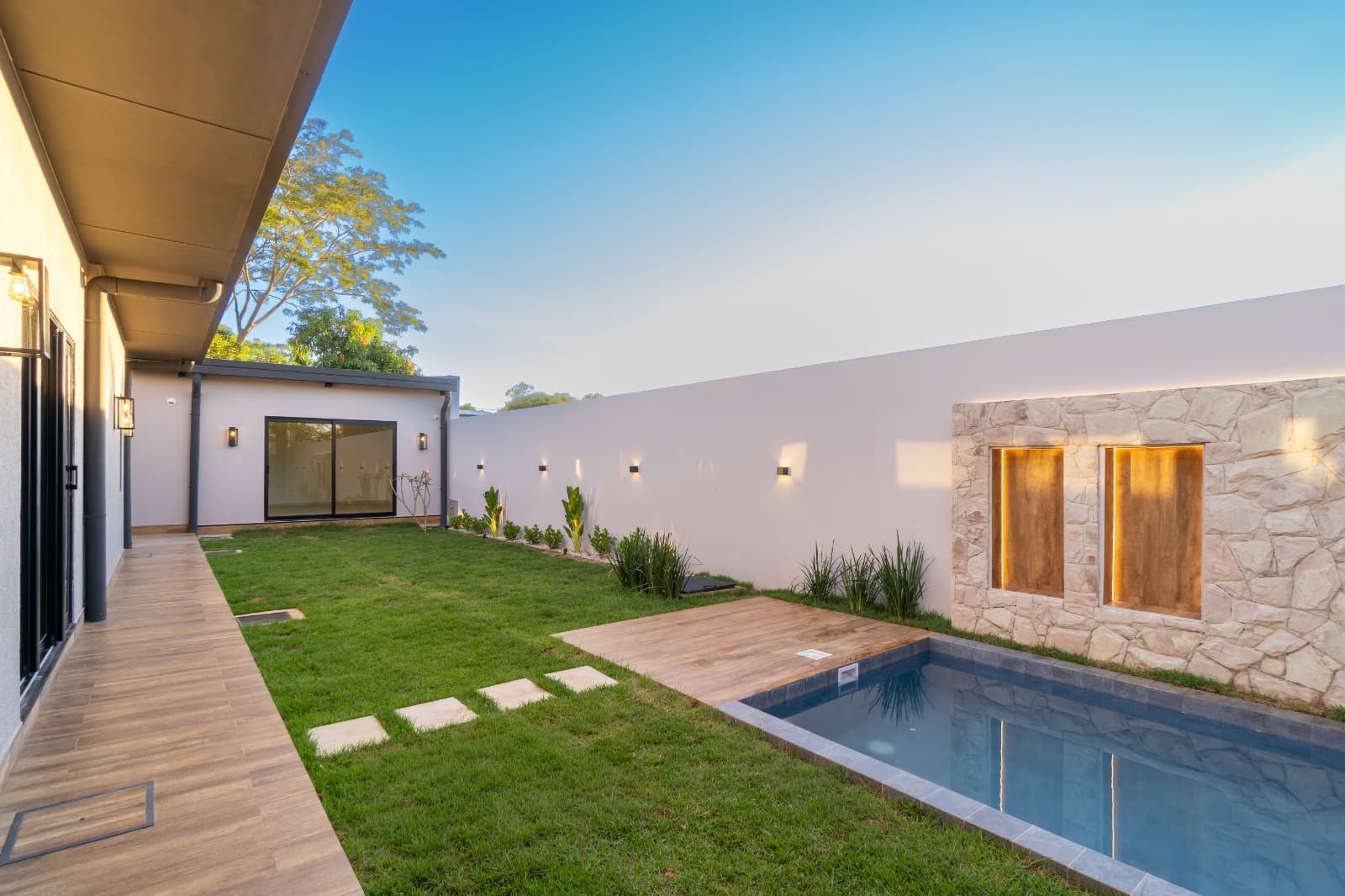 Casa en alquiler con piscina y quincho en condominio – zona aeropuerto, foto 2