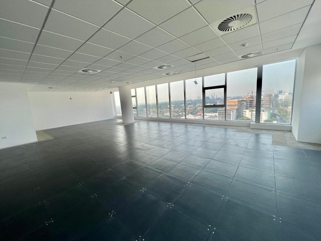 En Alquiler Oficina Corporativa sobre Avda. Mcal. López - Villa Morra A053, foto 2