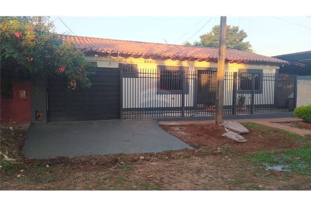 En esquina casa de 3 dorm+3 salones comerciales
