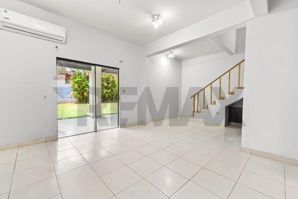 En Venta Amplia Casa Zona De 4to Barrio, Luque, foto 4