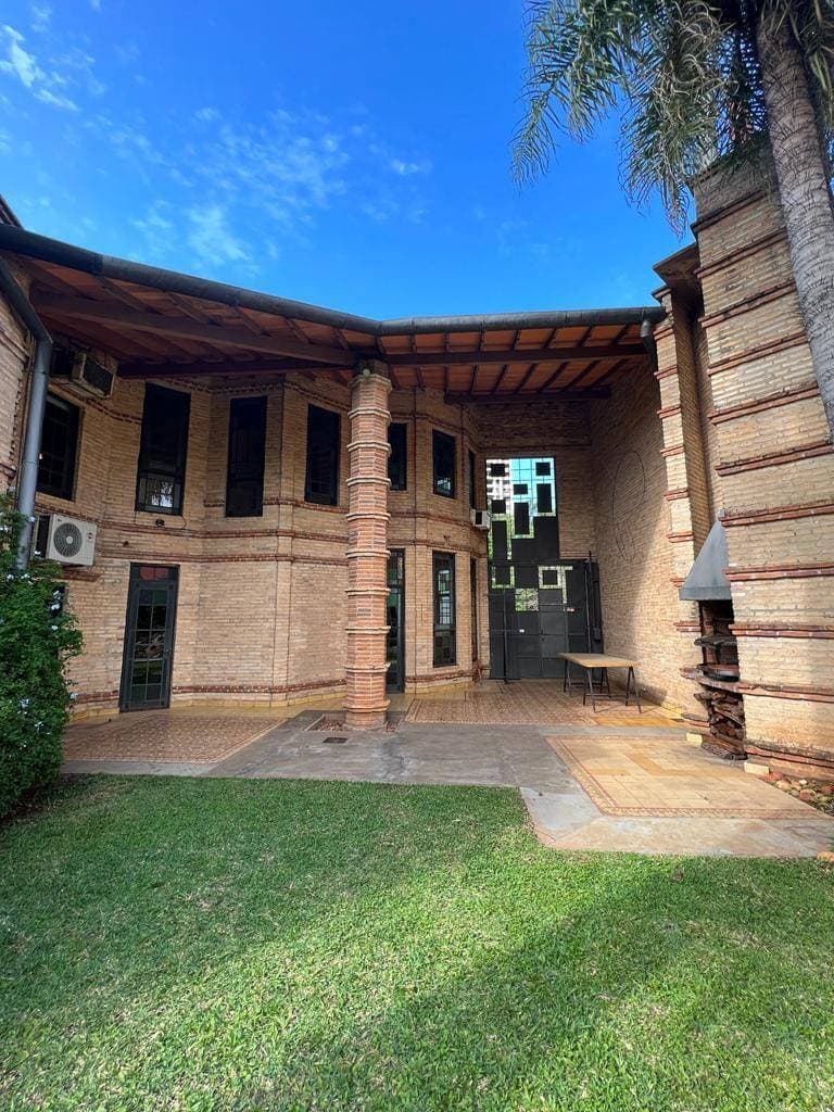 Residencia con arquitectura unica - mburucuya, foto 2