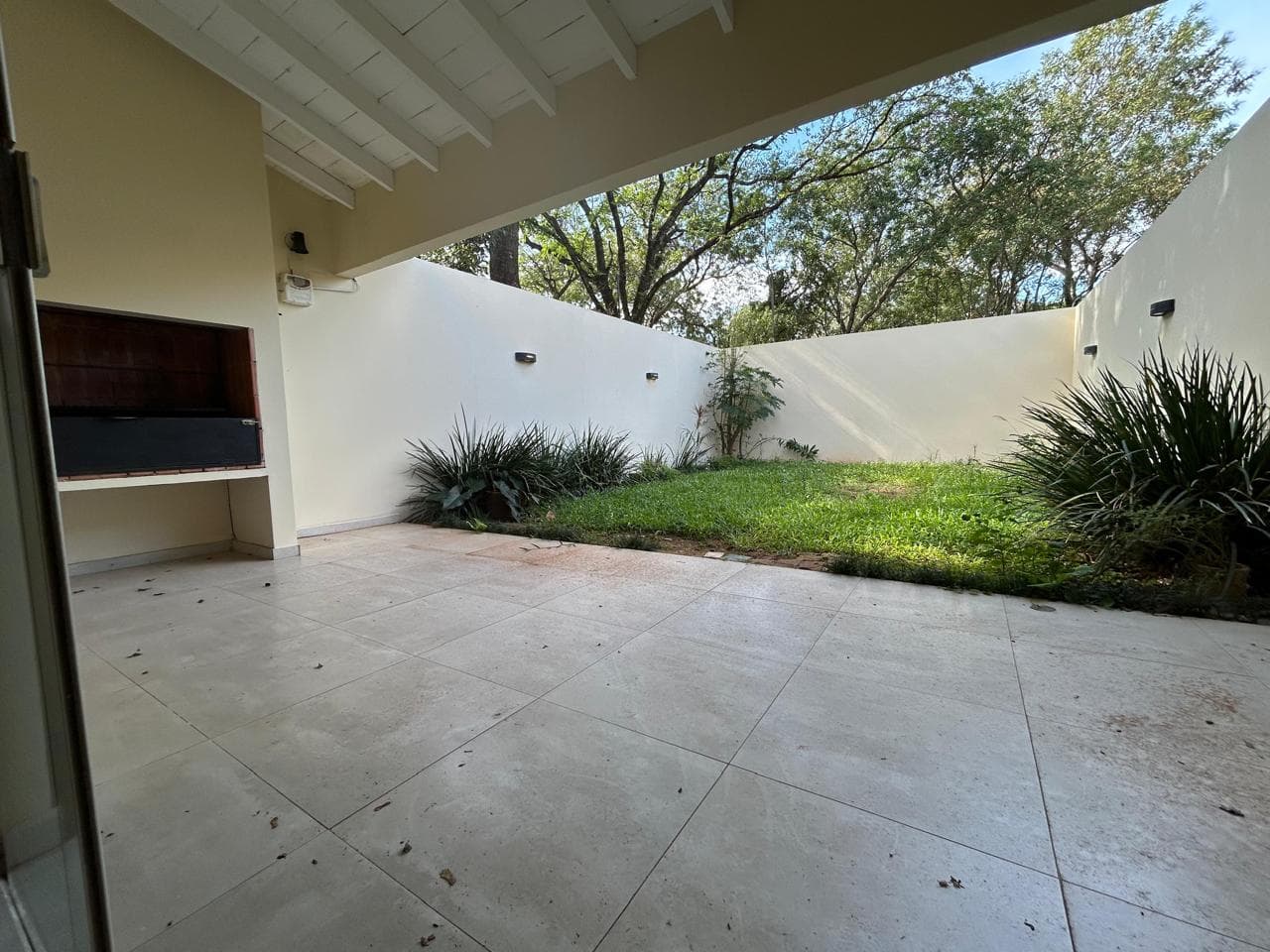 Amplio dúplex con patio 3 dormitorios en Luque cuarto barrio — foto 3