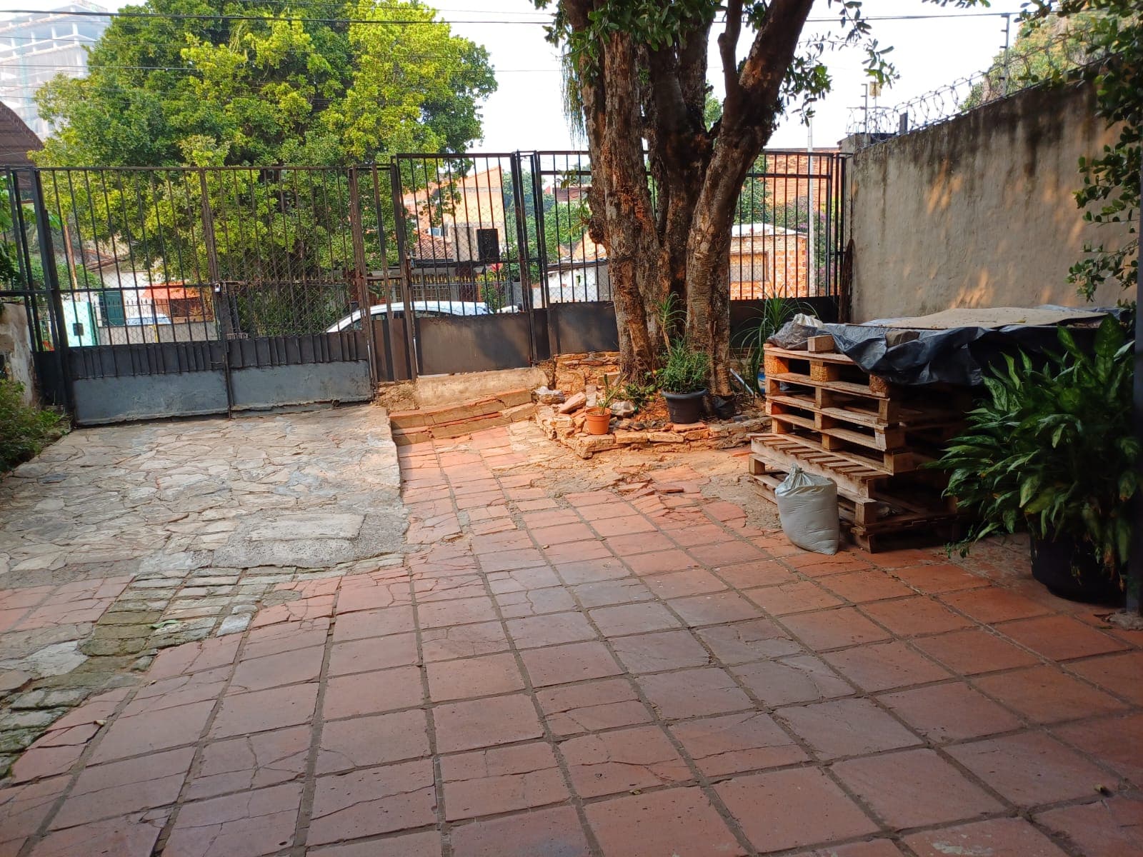 En Venta - Terreno con Casa en Barrio Jara