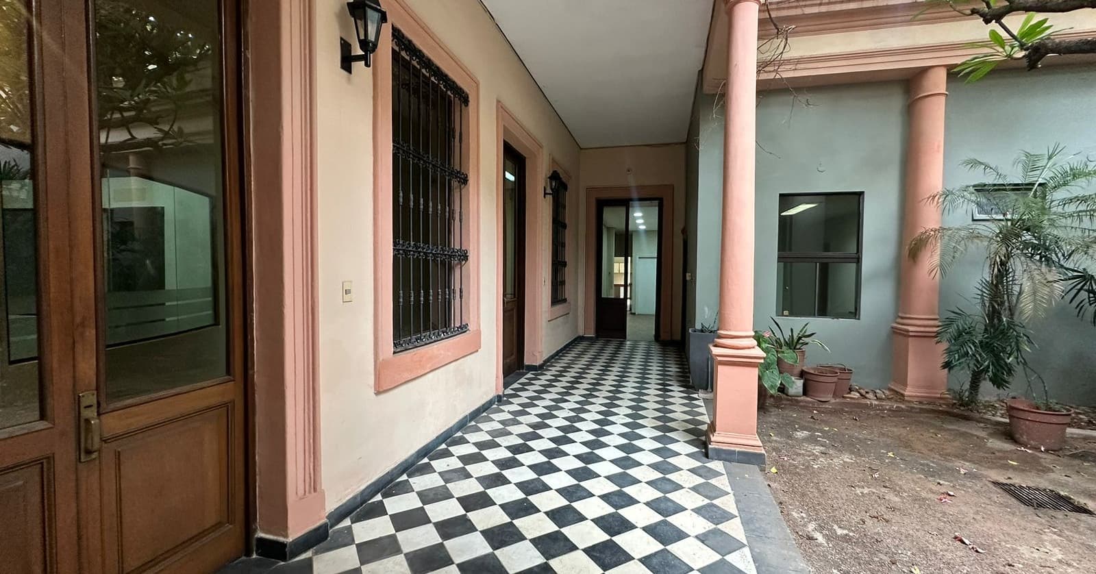 Alquilo: Oficina Estilo Colonial Con Estacionamiento Para 12 Vehículos — foto 4