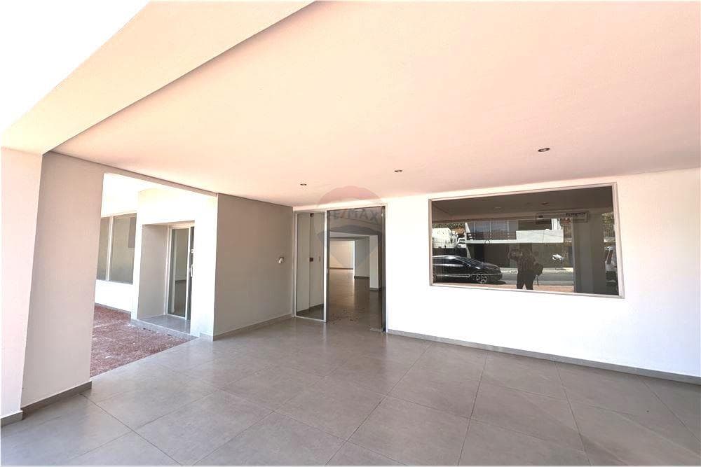 Amplio local comercial con oficinas y patio – barrio ciudad nueva — foto 3
