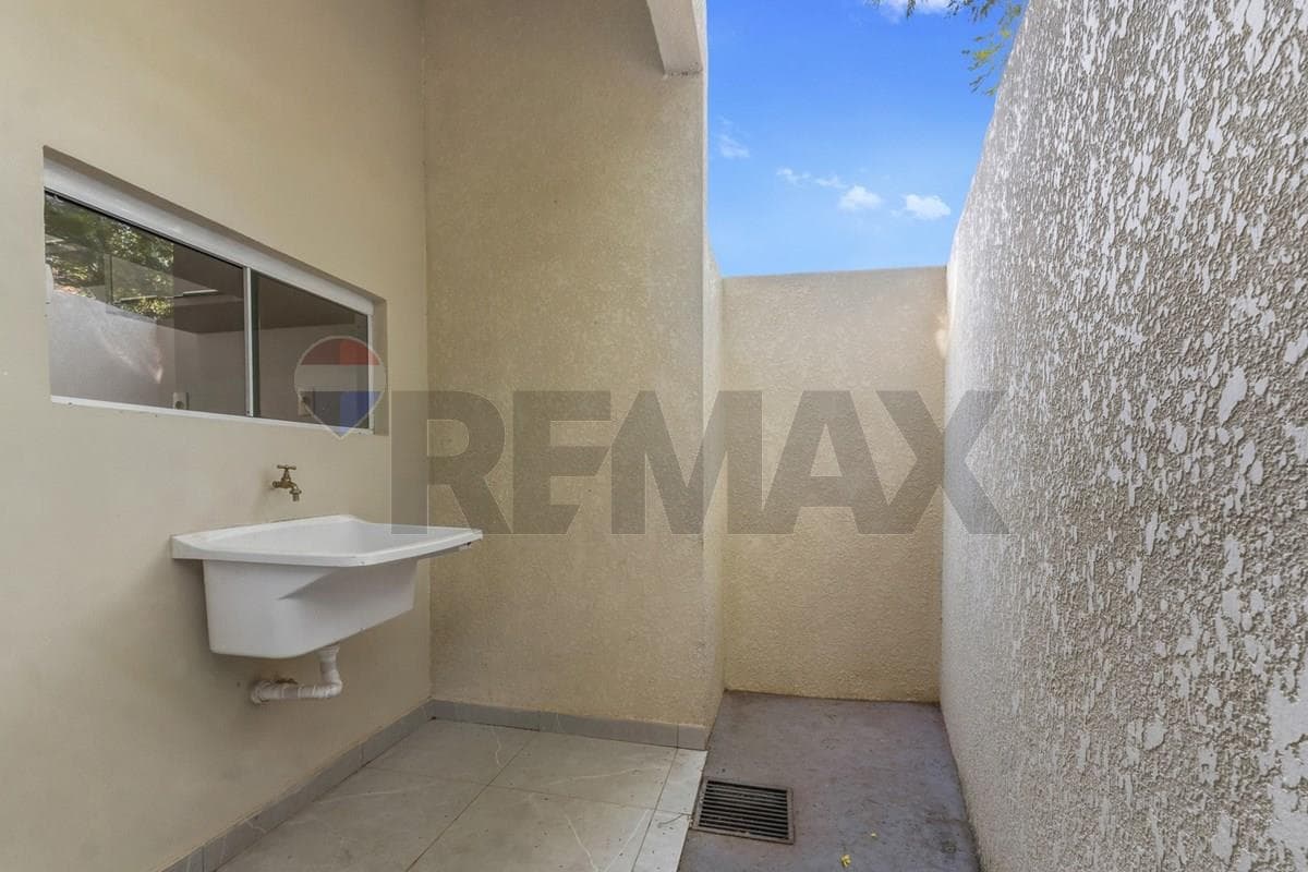 Casa - Venta - Luque, Central, Paraguay — foto 3