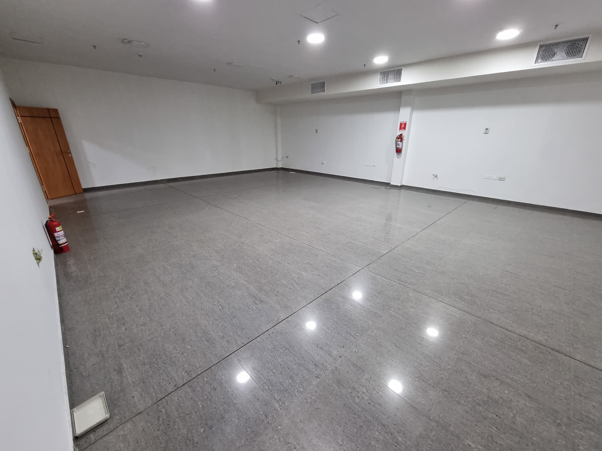En asuncion local con pci y opcion a compra y posibilidad de financiacion propia edificio corporativo completo con showroom oficinas y estacionamientos — foto 5