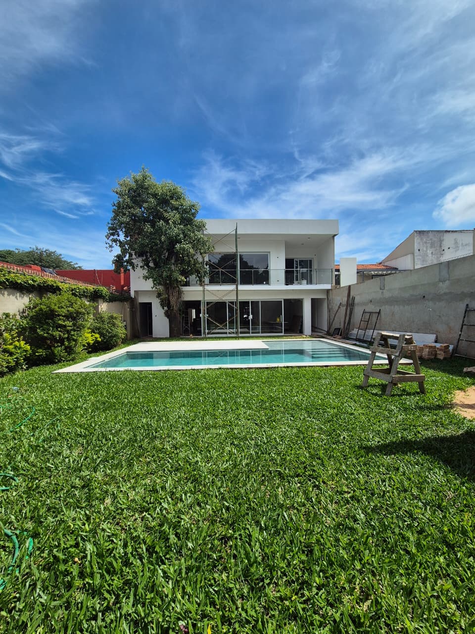 Alquiler – hermosa casa de alto nivel y con piscina, en manora