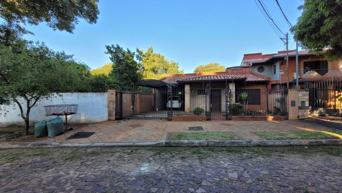 En venta casa en Barrio Mbocayaty - Asunción, foto 1