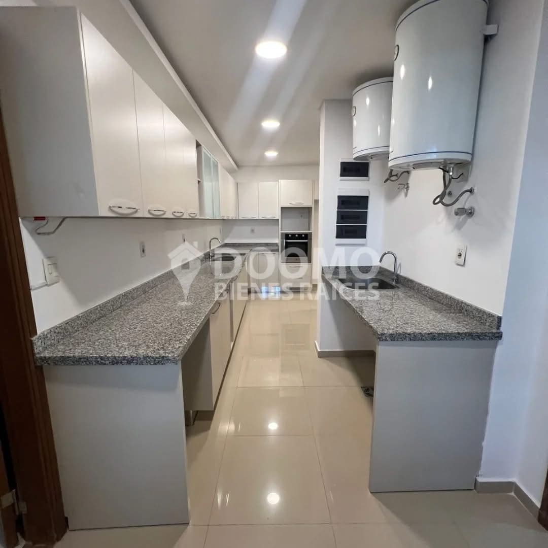 En alquiler hermoso y amplio departamento tres habitaciones barrio Herrera — foto 5