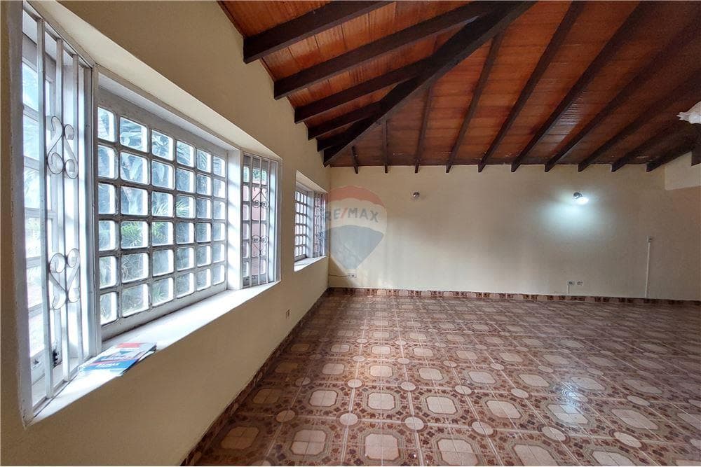Amplia casa de 5 dormitorios en venta, Asunción itá enramada — foto 4