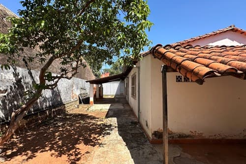 Amplia casa en venta Fernando de la Mora. Sobre la calle asfaltada