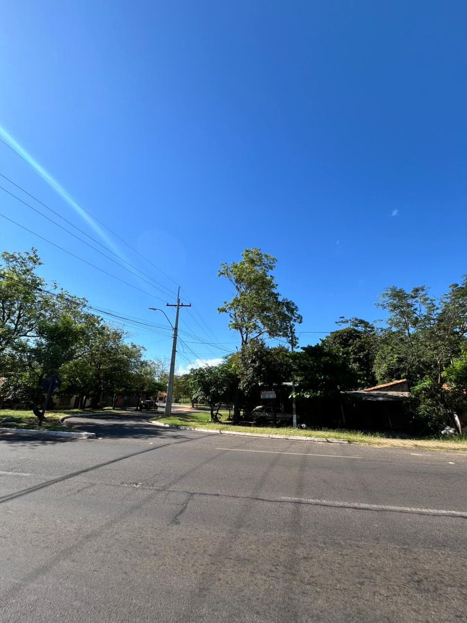 Oportunidad única en el centro de Emboscada, venta de casa en esquina