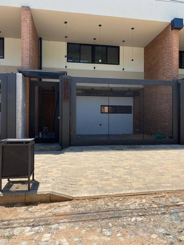 Triplex premium en venta – Ycuá Satí, foto 1