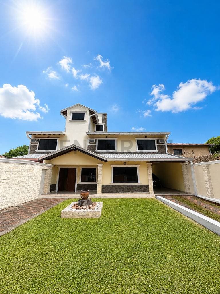 En venta - amplia casa en Fernando de la Mora zona sur