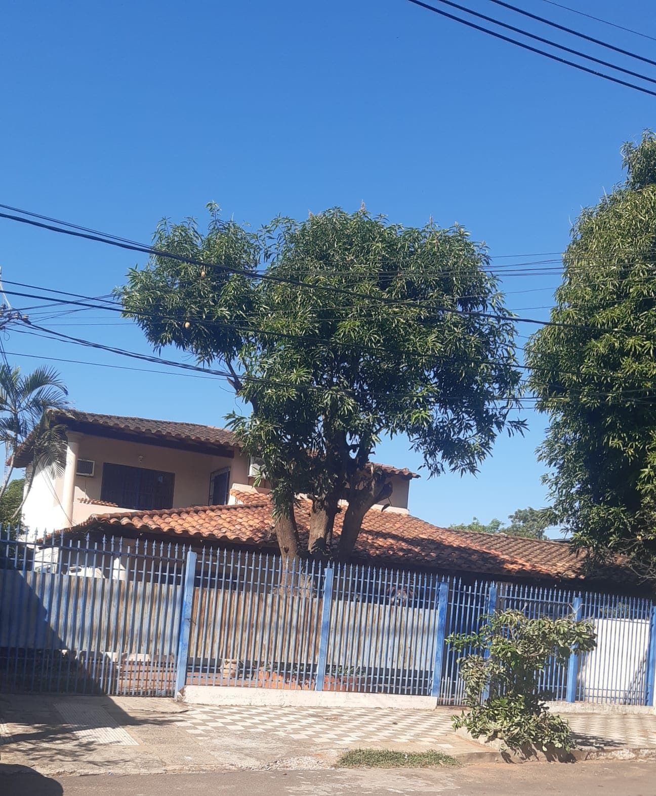Vendo casa amplia detras de la fabrica de impacto
