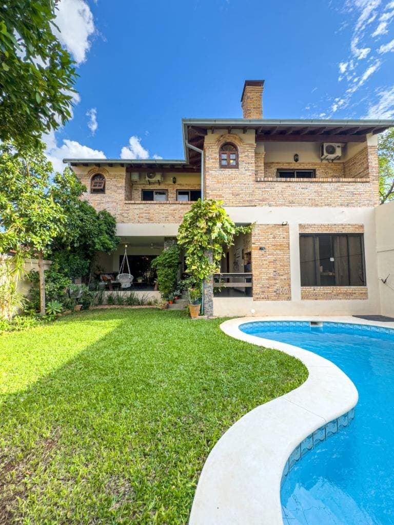 Vendo hermosa residencia en el barrio mburucuya