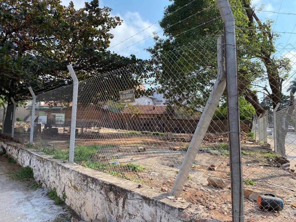 Vendo amplio terreno en esquina en el centro de asuncion