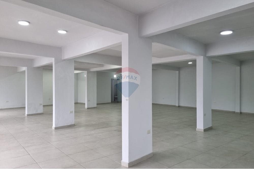 Espacioso local comercial en loma pytá — foto 3