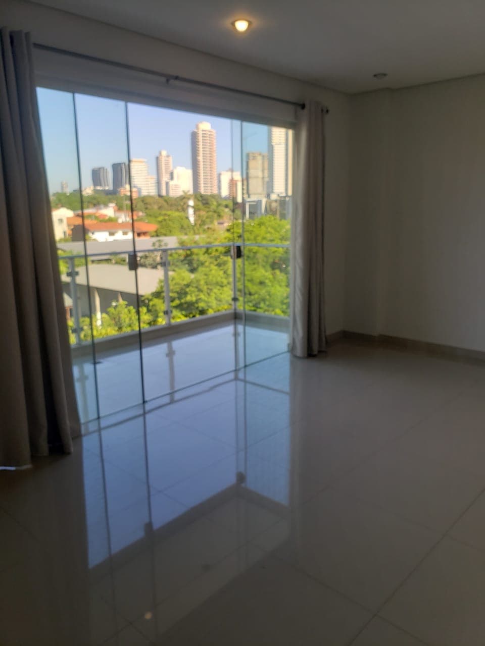 ???? En Alquiler Dpto. de 3 Dormitorios. 4 Baños. Balcón. Parrilla. Área Servicio — foto 1