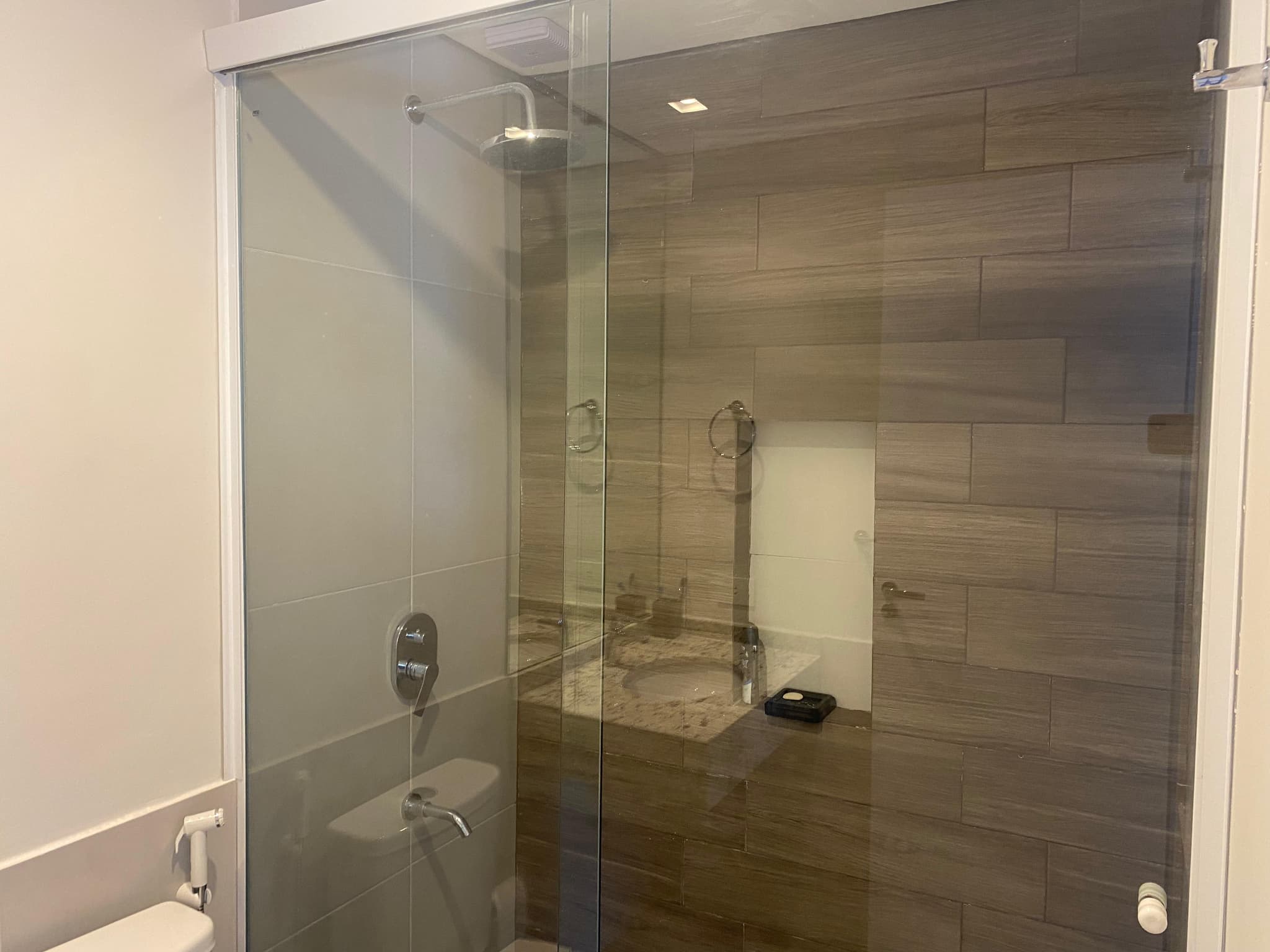 Amplio Departamento Amoblado de 2 dormitorios 2 Baños a Estrenar en Asunción! — foto 4