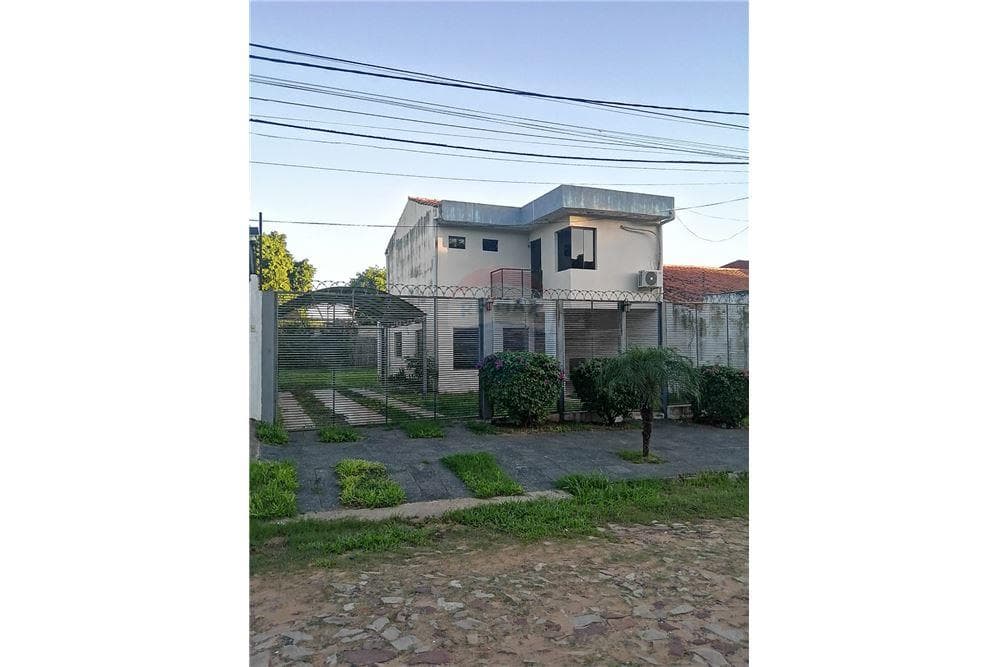 En venta residencia de 2 plantas en Lambaré