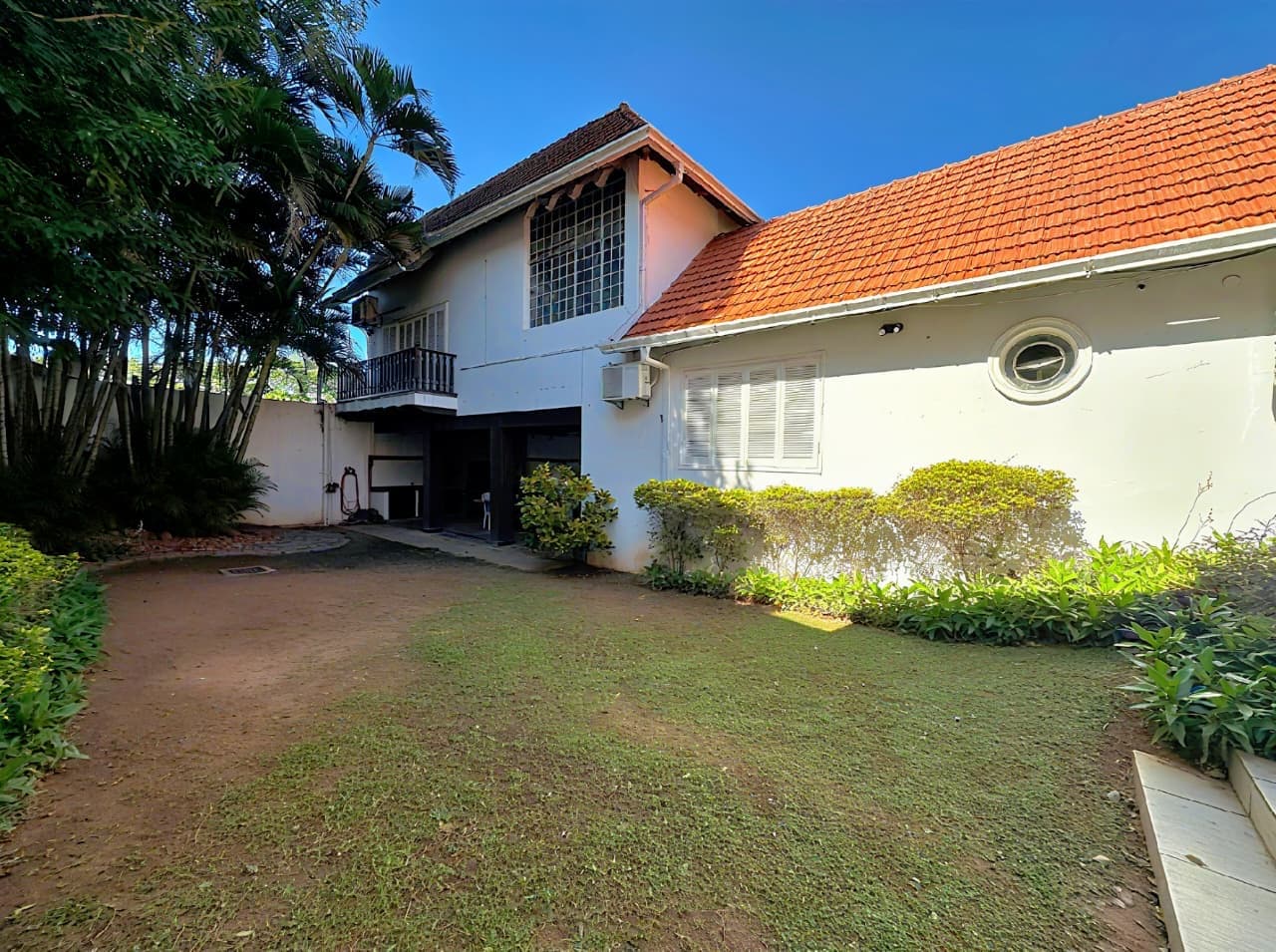 Casa en barrio mburucuya