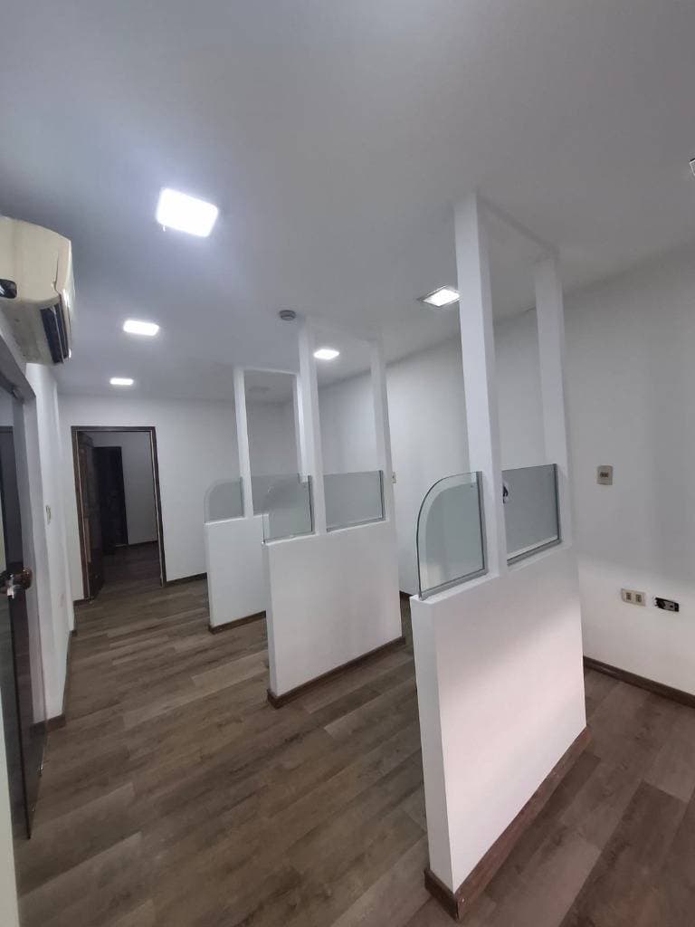 Salón comercial de 2 pisos en el centro de San Lorenzo, foto 2