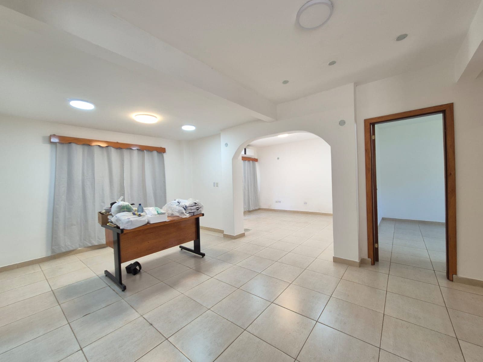 Casa con amplio patio ideal para oficinas en barrio mburucuyá — foto 4