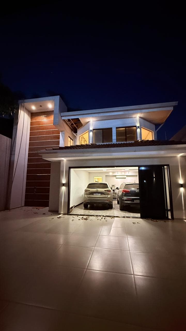 En Venta – Residencia Moderna Amoblada En Barrio Los Laureles, foto 3