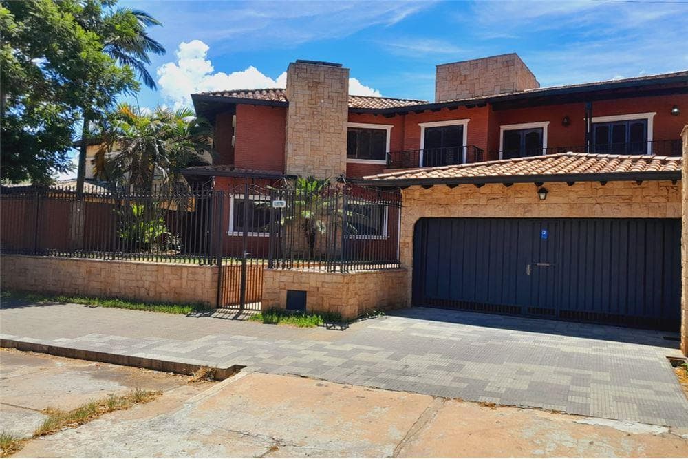 Vendo casa c/ piscina y cancha d fútbol en Lambaré