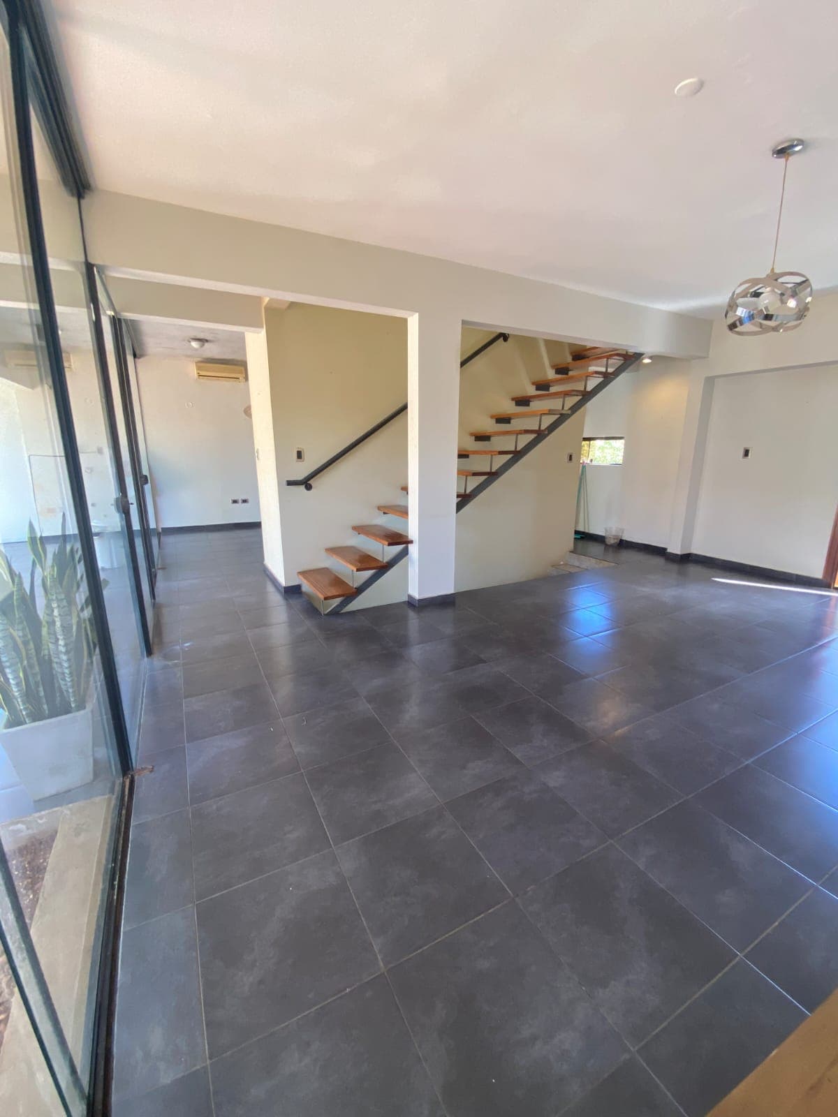En alquiler coqueto dúplex de 3 habitaciones en barrio los laureles — foto 2