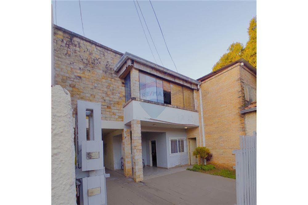 En venta casa en el barrio los laureles