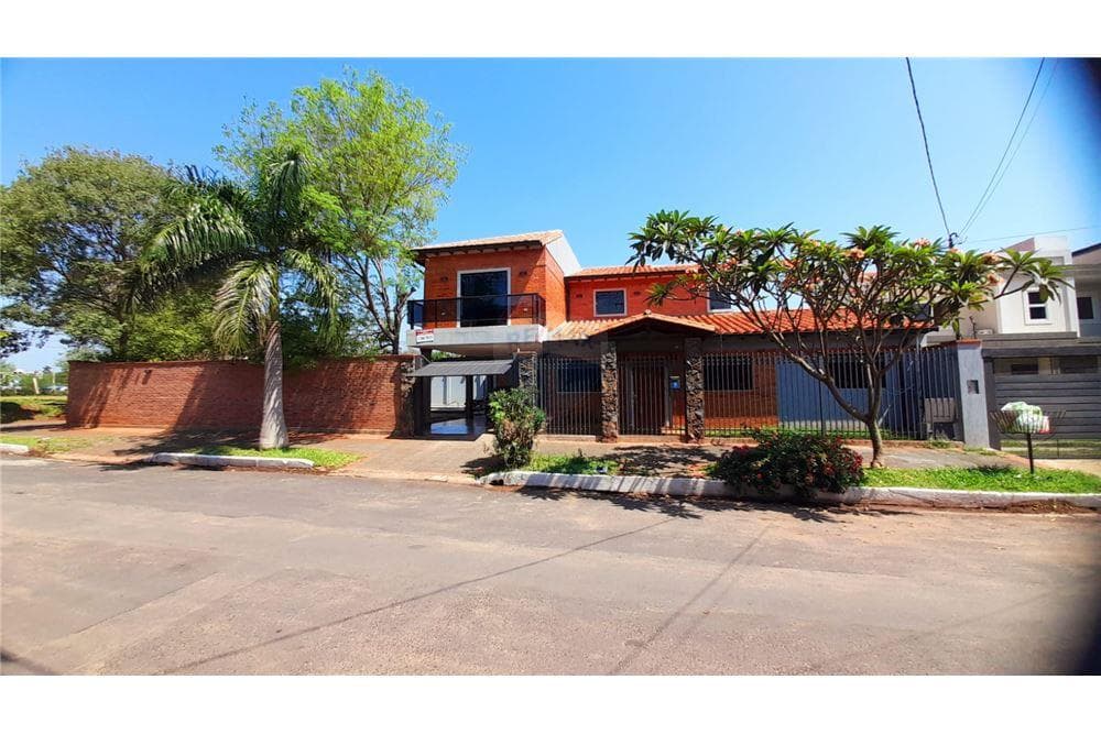 Hermosa residencia en esquina con píscina fdo norte