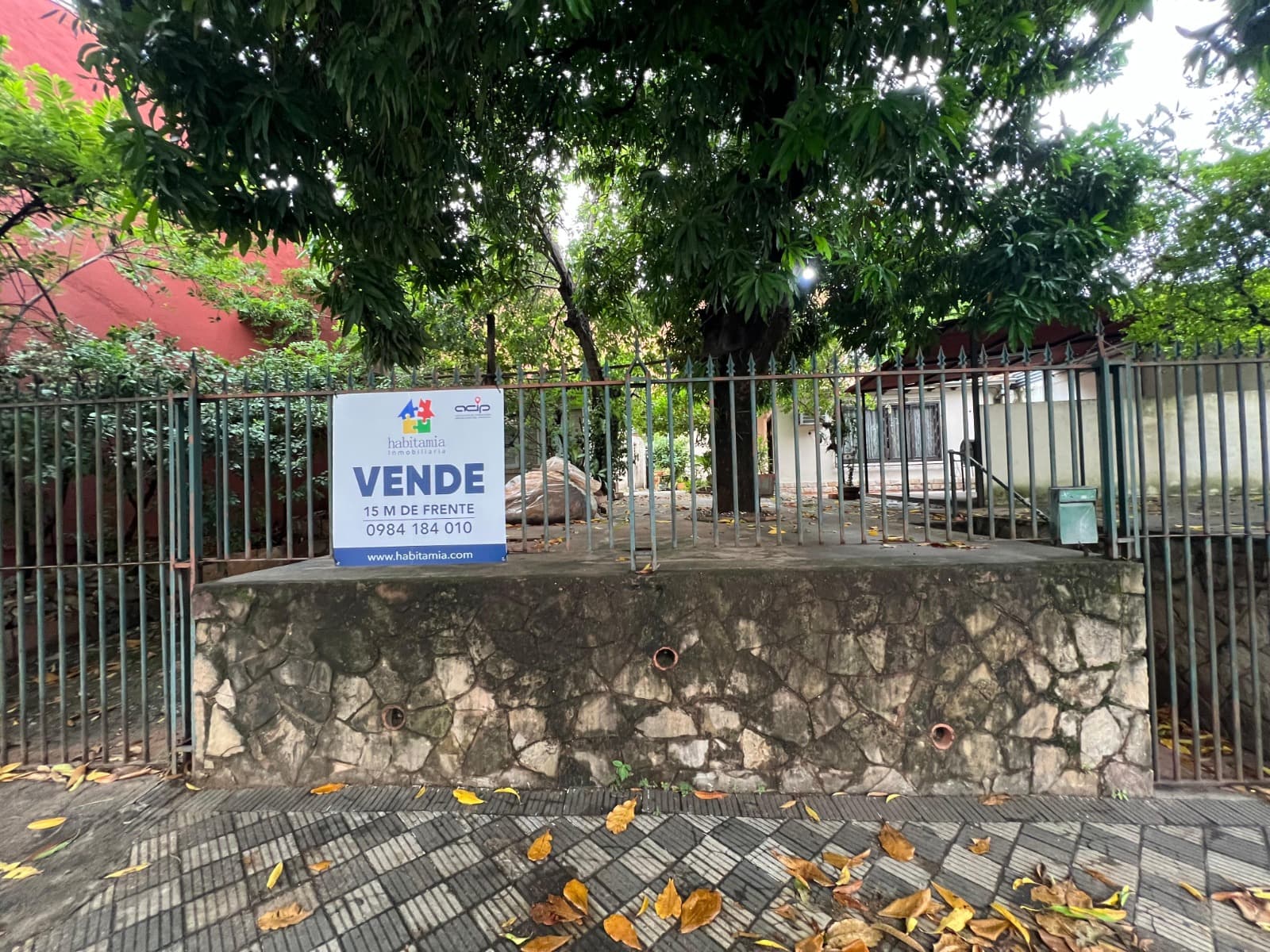 Propiedad sobre julio correa, zona de alto transito — foto principal