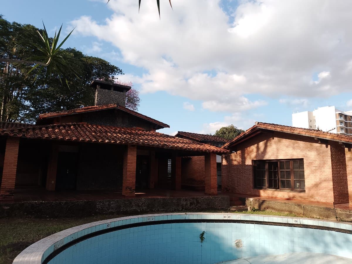 Alquilo casa - en Villa Morra!!