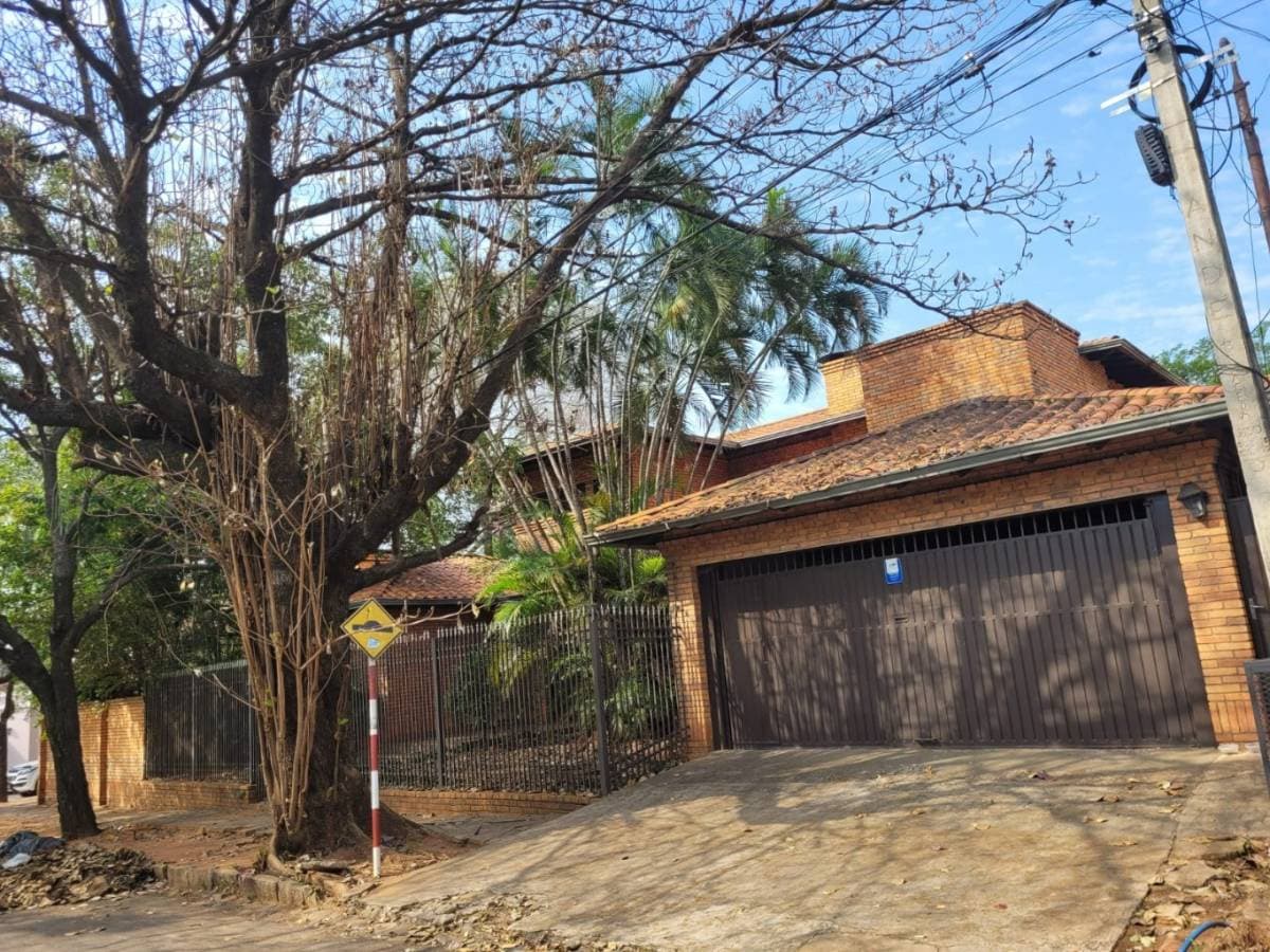En venta amplia propiedad en esquina de 1.282 m2