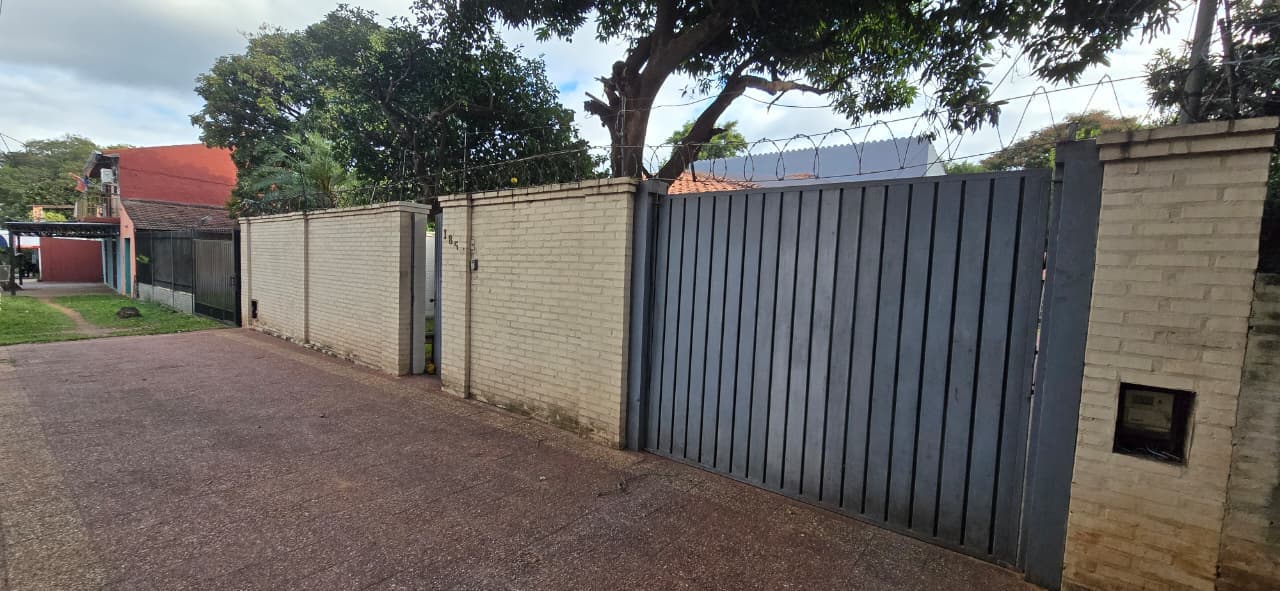 Amplia y cómoda residencia en Alquiler en Lambaré — foto 2